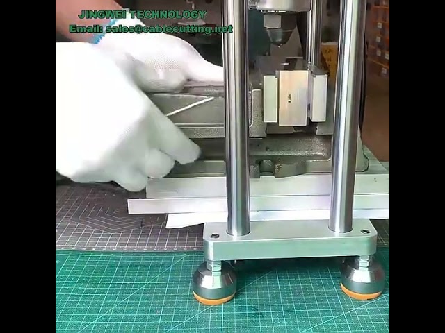 110V 220V 50G Masaüstü Dikey Enjeksiyon Kalıplama Makinesi - USB Şarj Anahtarı Fişi Plastik Ürün Üretimi